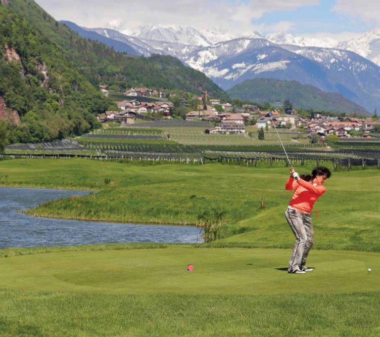Dolce Vita na gorskem golfu pod mogočnimi Dolomiti