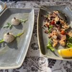 Tam narejen bakala in solata iz sip in hobotnice.